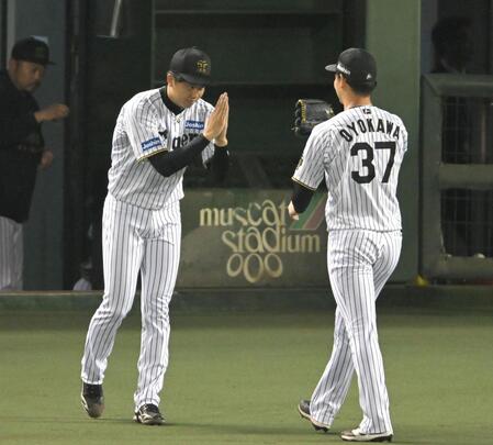 　７回、好リリーフの及川を迎える才木＝２７日