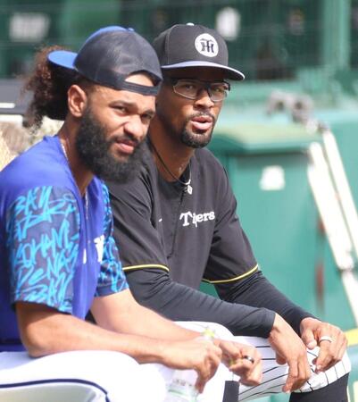 　練習の合間、ジャクソンと話し込むデュプランティエ（右）＝撮影・北村雅宏