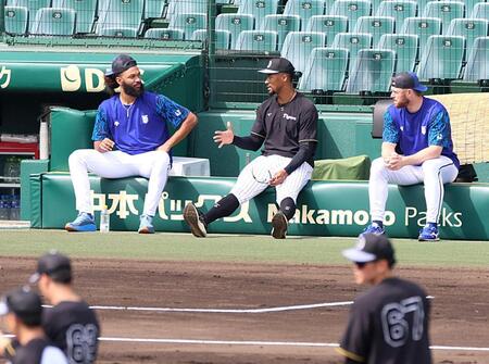 　ＤｅＮＡのジャクソン（左）、ウィック（右）と談笑するデュプランティエ（撮影・立川洋一郎）