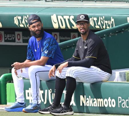 　談笑するジャクソン（左）とデュプランティエ（撮影・飯室逸平）