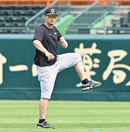 　外野で体を動かす佐藤輝（撮影・西田忠信）