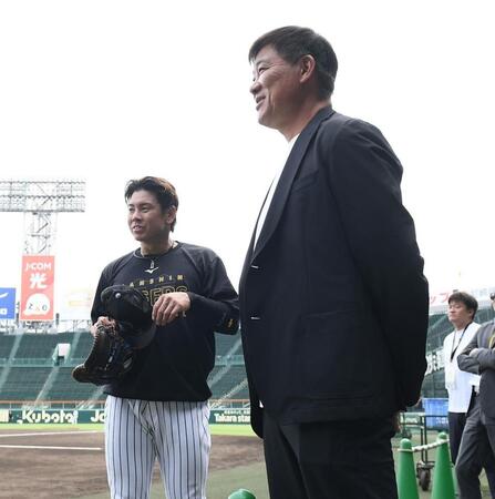 　福留孝介氏（右）と言葉を交わす梅野（撮影・西田忠信）