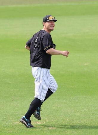 　ライトの守備練習をする佐藤輝（撮影・立川洋一郎）
