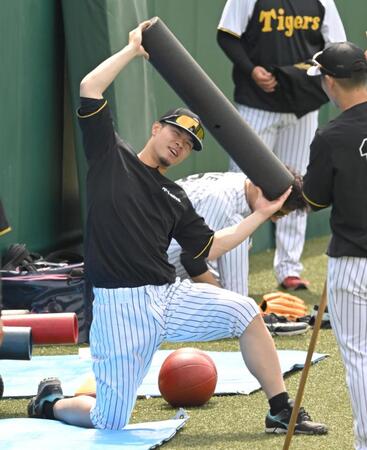 　リラックスムードで調整する佐藤輝（撮影・飯室逸平）