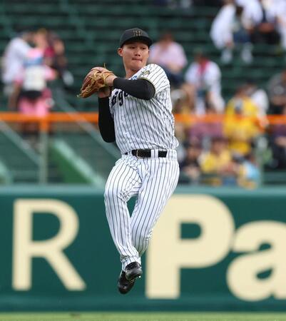 　シートノックで左翼の守備に就く森下（撮影・北村雅宏）