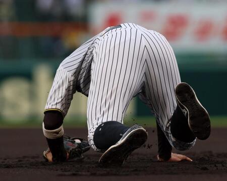 　１回、桑原の打球を好捕するヘルナンデス（撮影・北村雅宏）