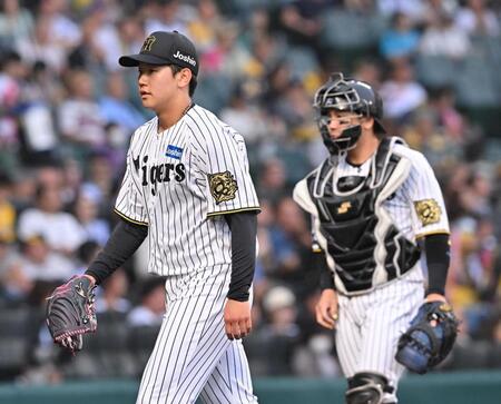 　初回を三者凡退に抑えベンチに戻る門別（左）＝撮影・西田忠信