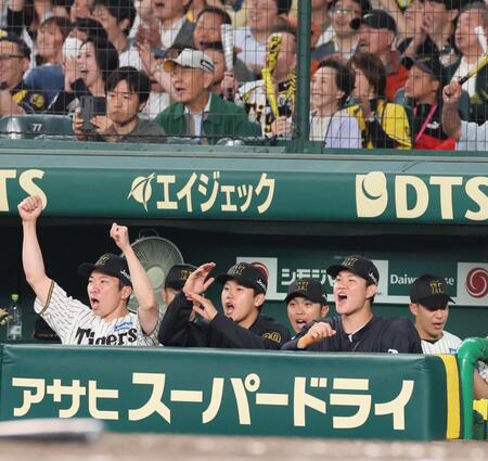 　甲子園初勝利を挙げ、喜ぶ門別（左から２人目）＝撮影・北村雅宏