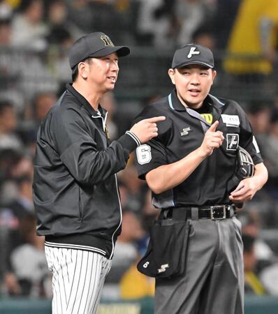 　６回を終え、選手交代を告げる藤川監督（左）＝撮影・西田忠信