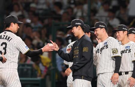 　岩崎からウイニングボールを受け取る門別（中央）＝撮影・北村雅宏