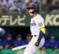 　１１回、サヨナラとなる押し出しの四球を選び、雄たけびを上げる森下（撮影・立川洋一郎）
