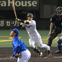　１１回、二塁打を放つ近本（撮影・飯室逸平）