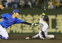 　８回、京田（左）のタッチを交わし二盗を成功させる近本（撮影・立川洋一郎）