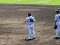 　一塁の守備練習に臨んだ前川