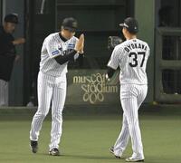 　７回、好リリーフの及川を迎える才木＝２７日