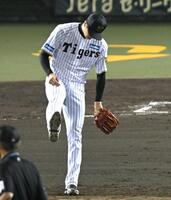 　７回、桑原に四球を与え、悔しがる才木＝２７日