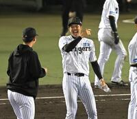 　劇的な勝利に笑顔がはじける才木＝２７日