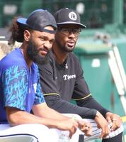 　練習の合間、ジャクソンと話し込むデュプランティエ（右）＝撮影・北村雅宏