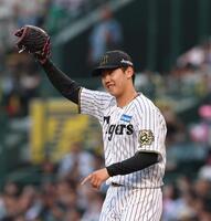 　１回、ヘルナンデスが攻守で桑原をアウトにし、表情が緩む門別（撮影・北村雅宏）