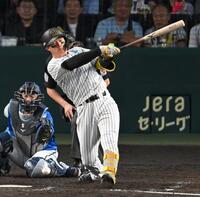 　３回、右足に自打球を当てる森下（撮影・飯室逸平）