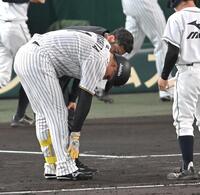 　３回、凡退後も右足を気にする森下（撮影・飯室逸平）