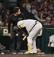 　３回、自打球を受けた足を気にする森下（撮影・西田忠信）