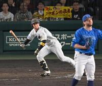 　５回、先制打を放つ近本（撮影・飯室逸平）