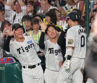 　５回、近本の先制適時打で生還した木浪（０）を迎える門別（中央）＝撮影・北村雅宏