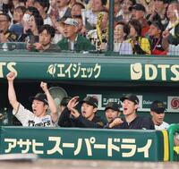 　甲子園初勝利を挙げ、喜ぶ門別（左から２人目）＝撮影・北村雅宏