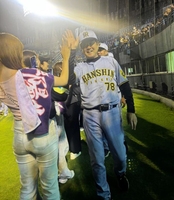 　急きょ行われたハイタッチ会に参加した平田２軍監督