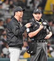 　６回を終え、選手交代を告げる藤川監督（左）＝撮影・西田忠信