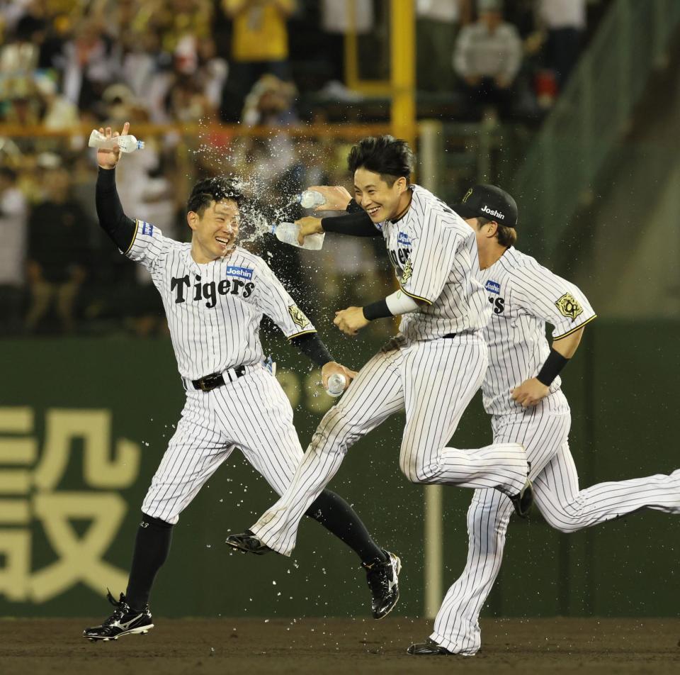 　１１回、サヨナラ勝ちに歓喜する糸原（左）＝撮影・北村雅宏