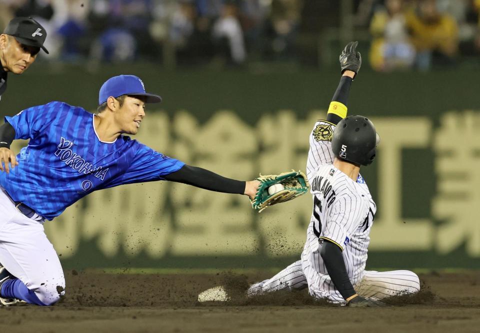 　８回、京田（左）のタッチを交わし二盗を成功させる近本（撮影・立川洋一郎）