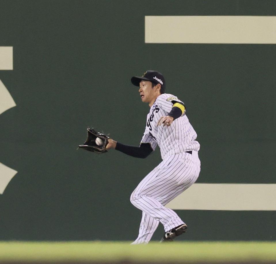 　７回、牧の打球を好捕する中堅手・近本（撮影・立川洋一郎）