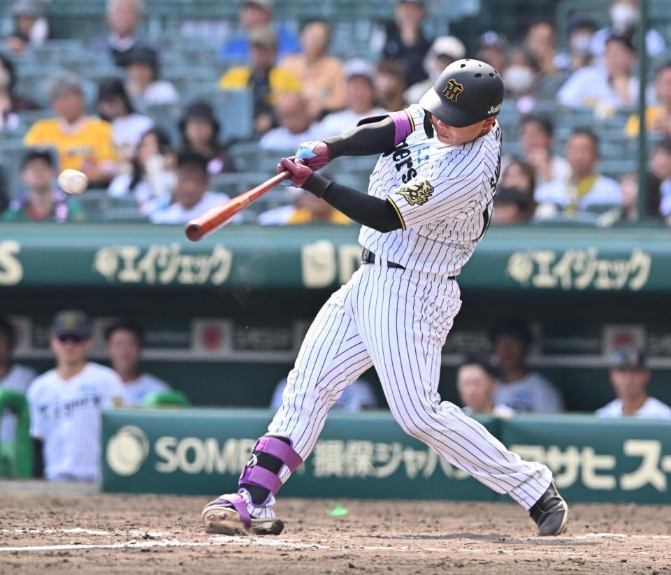 　７回、犠飛を放つ嶋村（撮影・西田忠信）