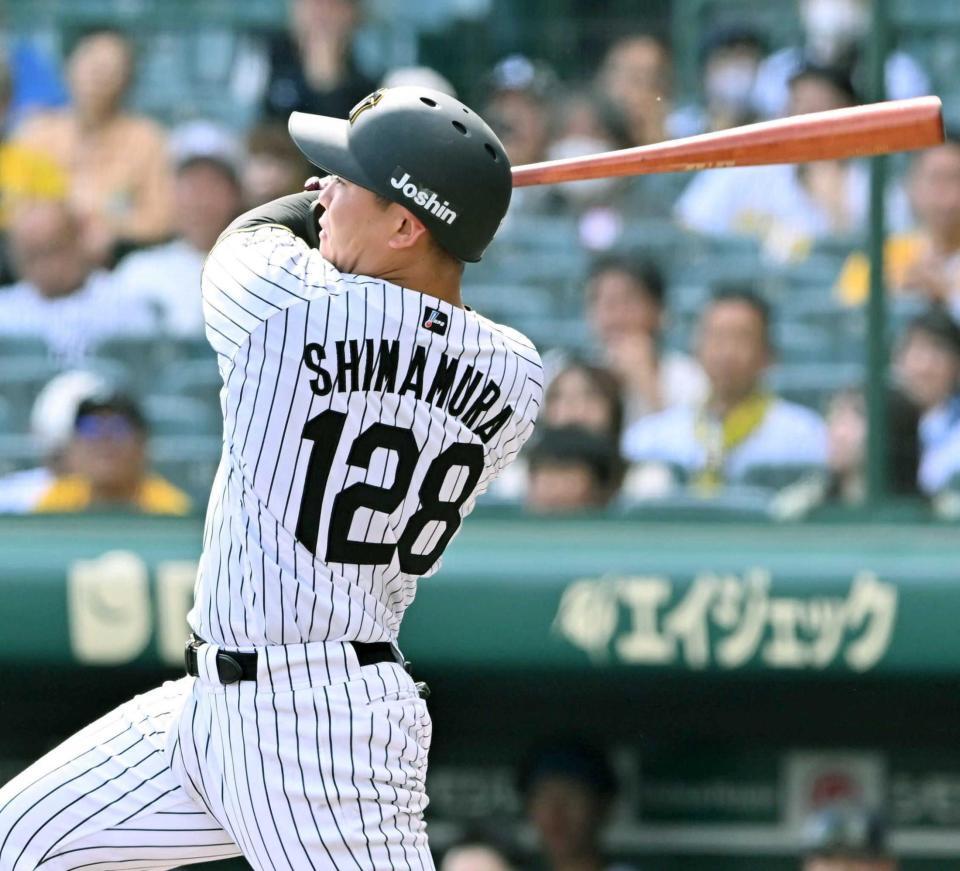 　７回、犠飛を放つ嶋村（撮影・西田忠信）