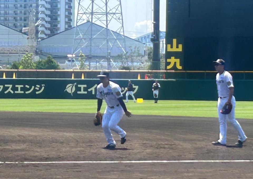 　一塁でノックを受ける前川