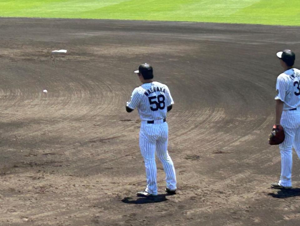 　一塁の守備練習に臨んだ前川