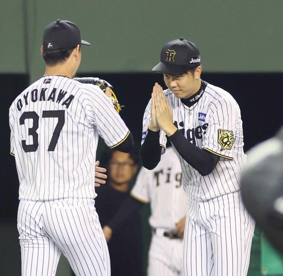 　７回、ピンチを防いだ及川（左）を拝む才木＝２７日