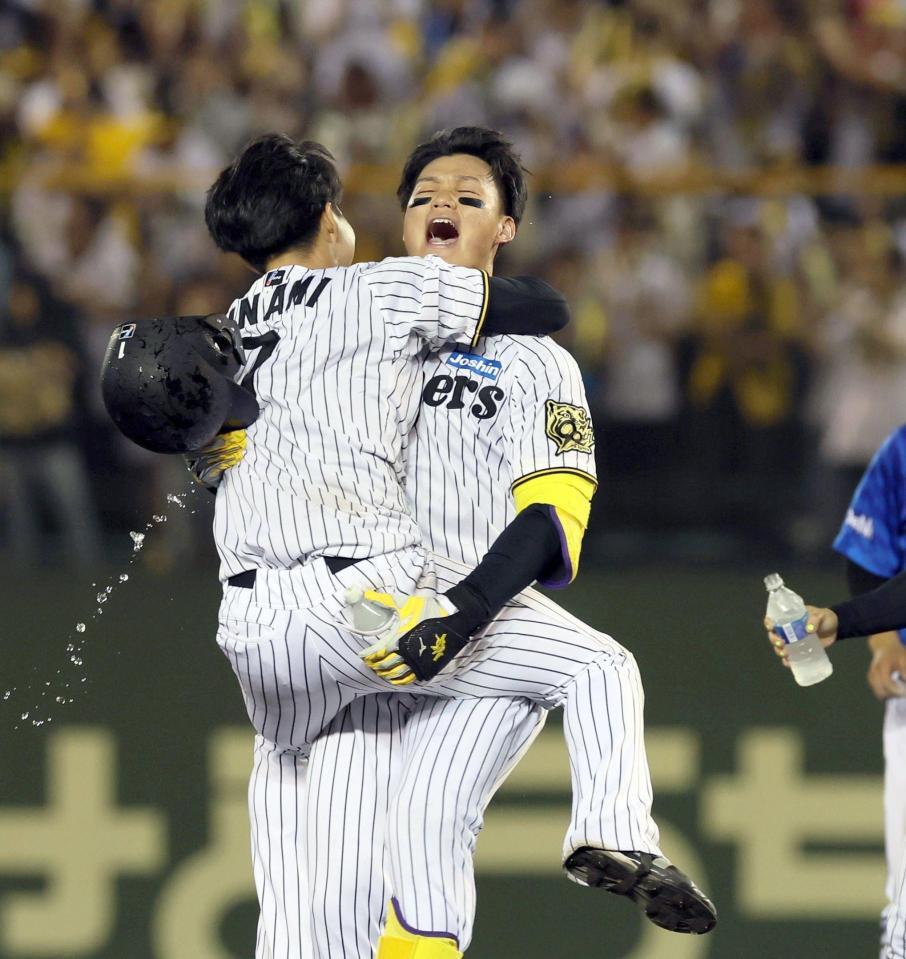 　１１回、サヨナラ勝ちに木浪と抱き合って喜ぶ森下＝２７日