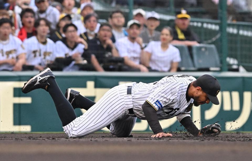 　１回、桑原の三ゴロで好守備を見せるヘルナンデス（撮影・西田忠信）