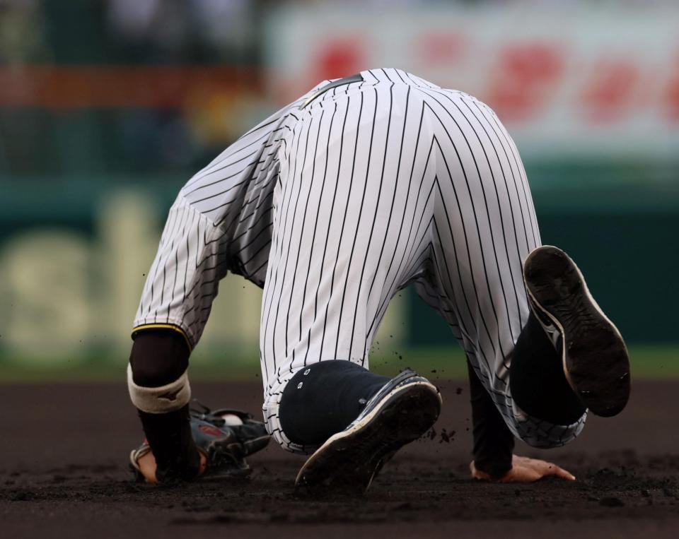 　１回、桑原の打球を好捕するヘルナンデス（撮影・北村雅宏）