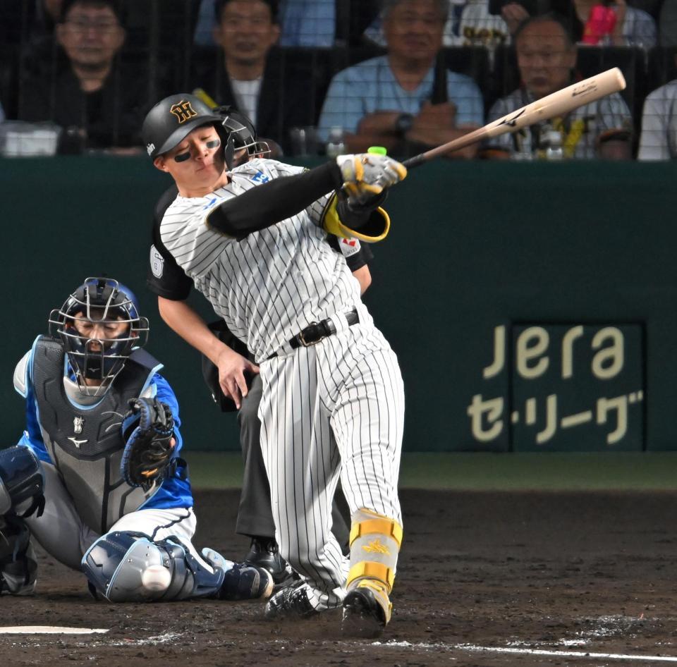 　３回、右足に自打球を当てる森下（撮影・飯室逸平）