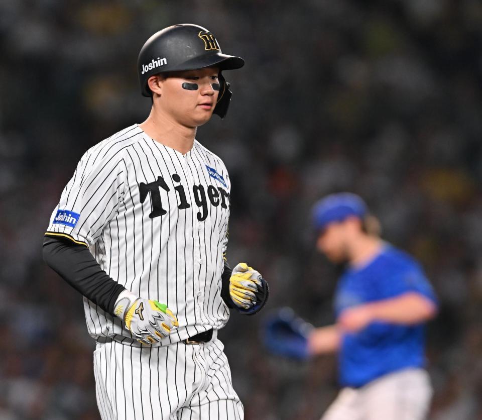 　３回、遊ゴロに倒れた森下（撮影・西田忠信）