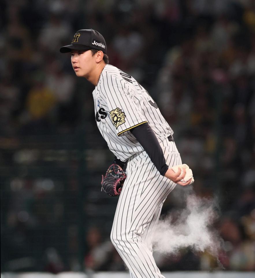 　５回、満塁のピンチを迎え、ロジンを手にする門別（撮影・北村雅宏）