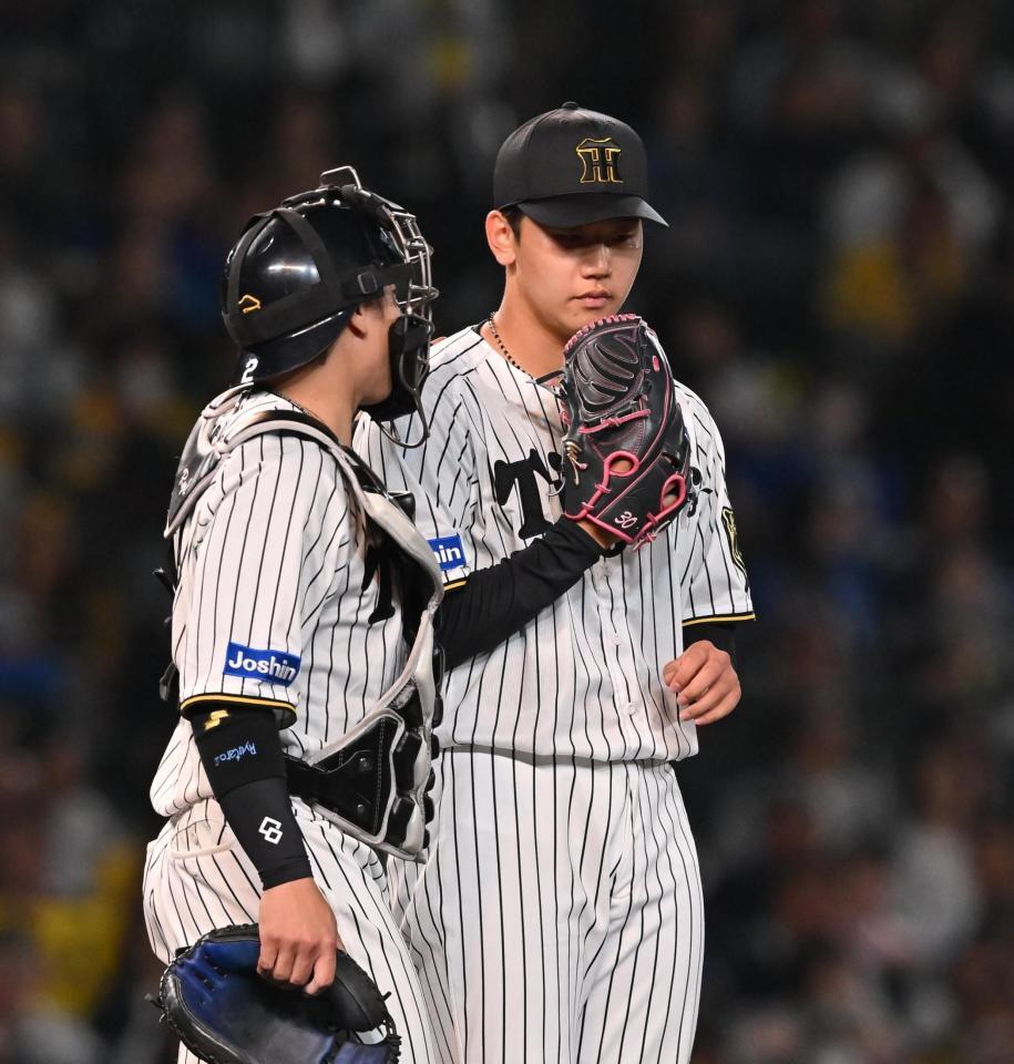 　５回、梅野（左）に声をかけられる門別（撮影・西田忠信）