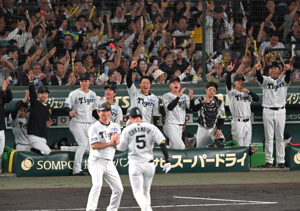 　５回、先制に沸く阪神ナイン（撮影・飯室逸平）