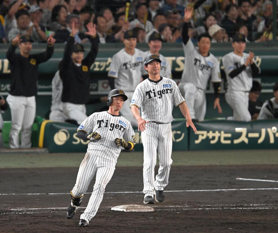 　５回、先制打を放つ近本（撮影・飯室逸平）