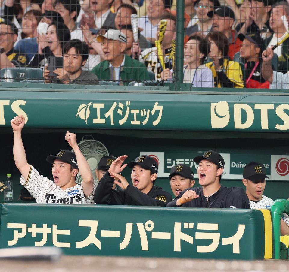 　甲子園初勝利を挙げ、喜ぶ門別（左から２人目）＝撮影・北村雅宏