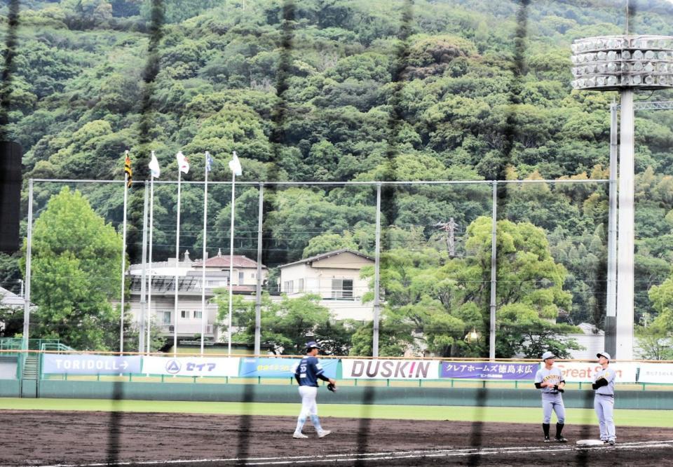 　照明が落ち、薄暗くなった球場